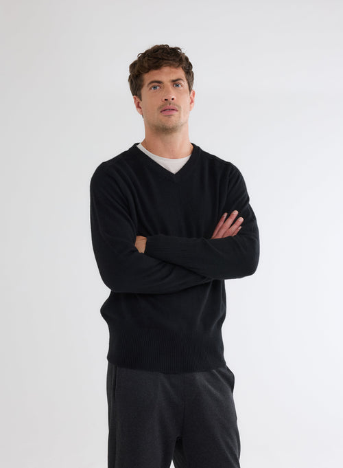 Jersey negro con cuello en V y mangas largas de 100% cachemire - MAJESTIC FILATURES