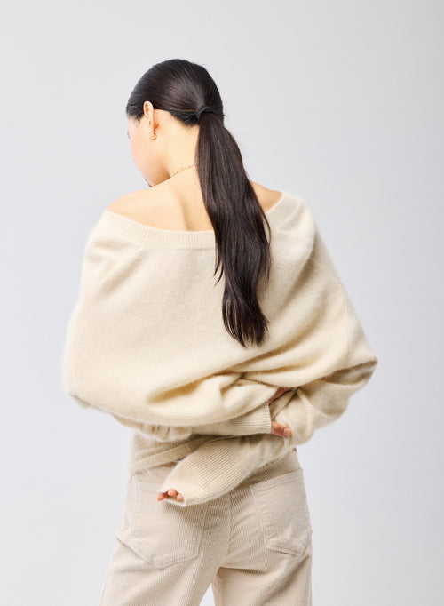 Ecru Pullover mit V-Ausschnitt und langen Ärmeln aus Raccoon-Wolle - MAJESTIC FILATURES
