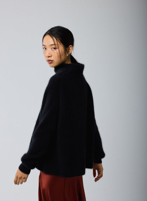 Black Turtleneck Long Sleeves Sweater in Wool / Fox / Polyamide - MAJESTIC FILATURES