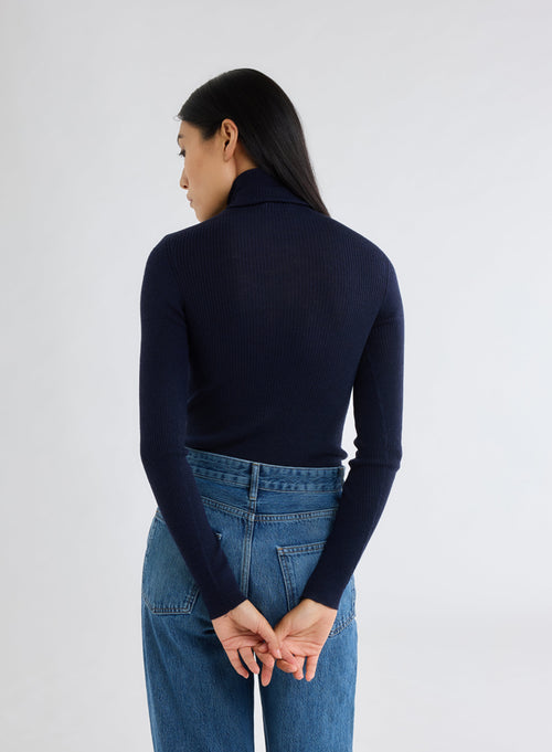 Marineblauer Ripp-Pullover mit Rollkragen und langen Ärmeln aus Merinowolle - MAJESTIC FILATURES
