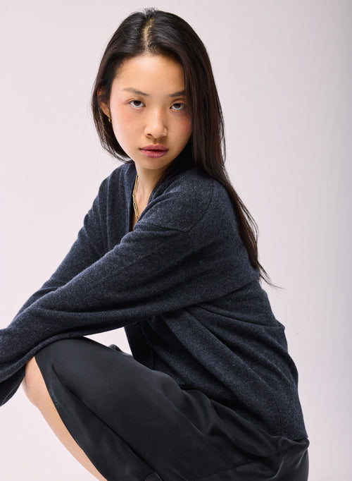 Gilet Gris Col V Manches Longues en Cachemire - MAJESTIC FILATURES