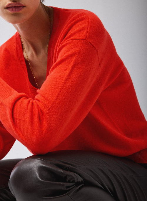 Red V-neck sweater with long sleeves in cashmere - MAJESTIC FILATURES
