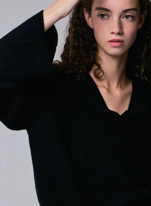 Black V-neck long-sleeved merino wool sweater - MAJESTIC FILATURES