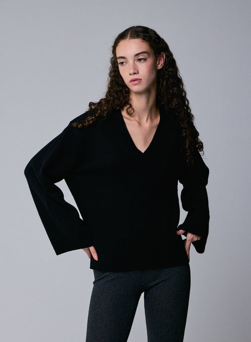 Black V-neck long-sleeved merino wool sweater - MAJESTIC FILATURES
