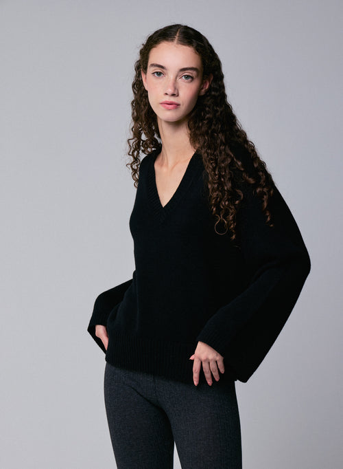 Black V-neck long-sleeved merino wool sweater - MAJESTIC FILATURES