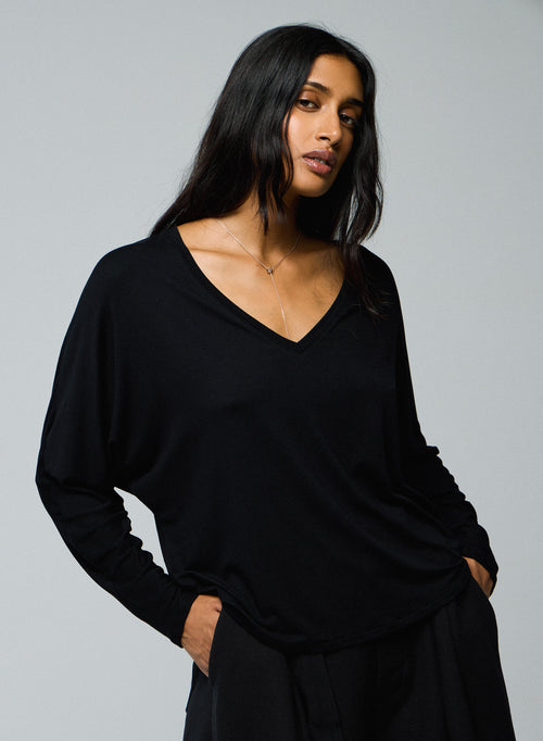 Camiseta negra de manga larga con cuello en V y viscosa / elastano - MAJESTIC FILATURES