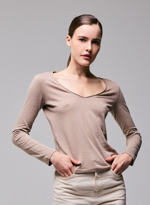 Beigefarbenes Langarm-T-Shirt mit V-Ausschnitt aus Bio-Baumwolle / Kaschmir - MAJESTIC FILATURES