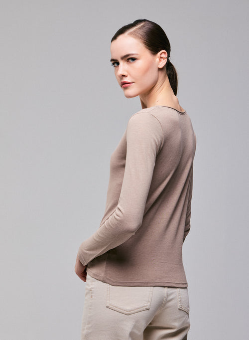Beigefarbenes Langarm-T-Shirt mit V-Ausschnitt aus Bio-Baumwolle / Kaschmir - MAJESTIC FILATURES