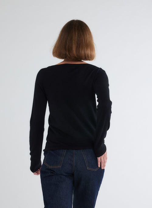 Schwarzes T-Shirt mit Bootsausschnitt und langen Ärmeln aus 100% Kaschmir - MAJESTIC FILATURES