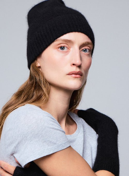 Black Beanie in Raccon wool / Polyamide - MAJESTIC FILATURES