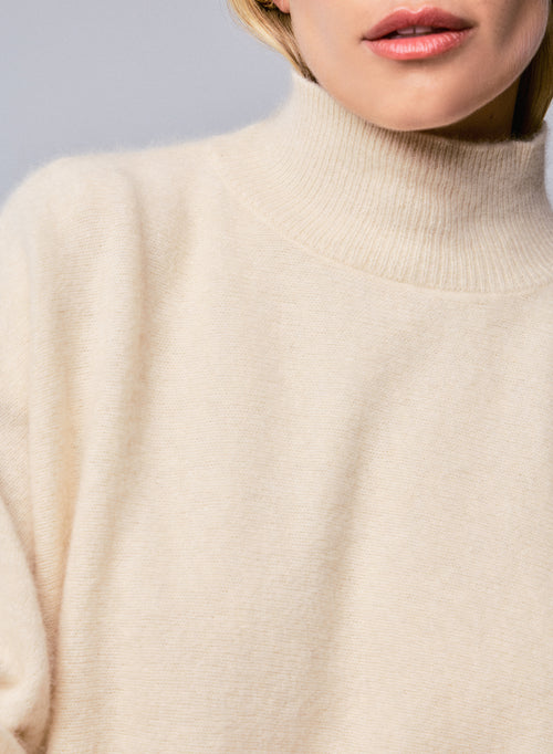 White Turtleneck Sweater with Kimono Sleeves in Raccon wool / Polyamide - MAJESTIC FILATURES