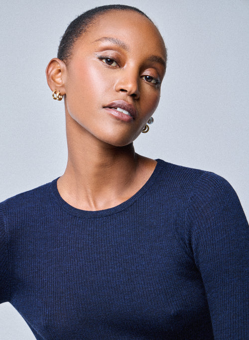 Suéter de manga larga con cuello redondo en lana merino azul marino - MAJESTIC FILATURES