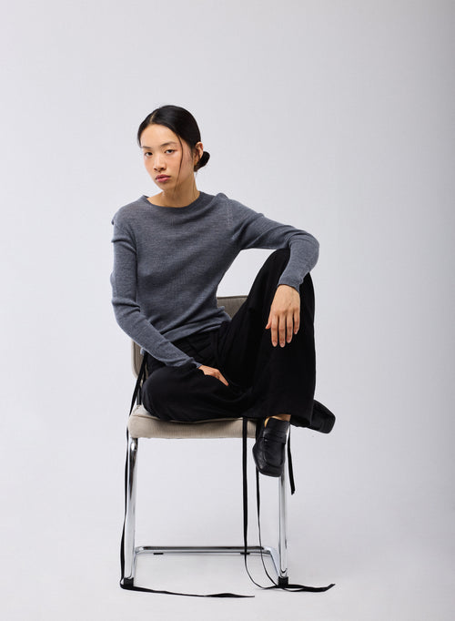 Suéter Gris con Cuello Redondo y Mangas Largas de Lana Merina - MAJESTIC FILATURES