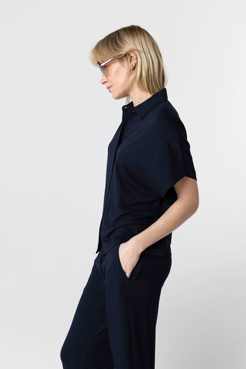 Kurzarmhemd aus Viskose/Elasthan in Marineblau - MAJESTIC FILATURES