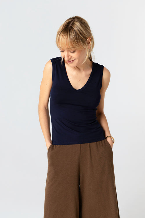 Camiseta sin mangas azul marino con cuello en V de viscosa/elastano - MAJESTIC FILATURES