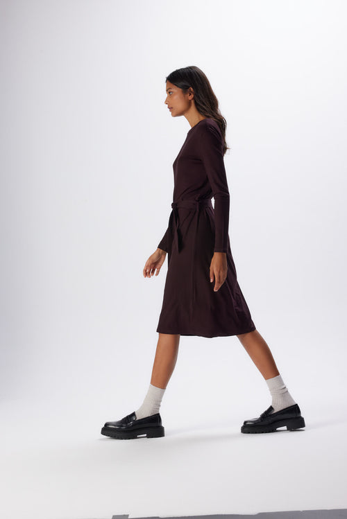 Auberginenfarbenes Langarmkleid mit U-Boot-Ausschnitt aus Viskose und Elasthan - MAJESTIC FILATURES