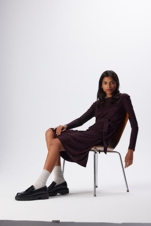 Auberginenfarbenes Langarmkleid mit U-Boot-Ausschnitt aus Viskose und Elasthan - MAJESTIC FILATURES