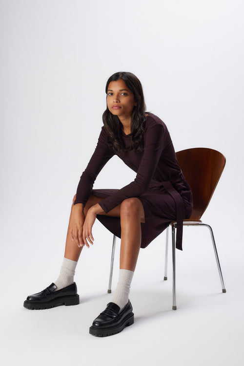 Auberginenfarbenes Langarmkleid mit U-Boot-Ausschnitt aus Viskose und Elasthan - MAJESTIC FILATURES