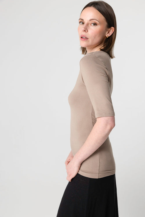 T-Shirt mit U-Ausschnitt und Ellbogenärmeln aus Viskose / Elasthan in Braun - MAJESTIC FILATURES