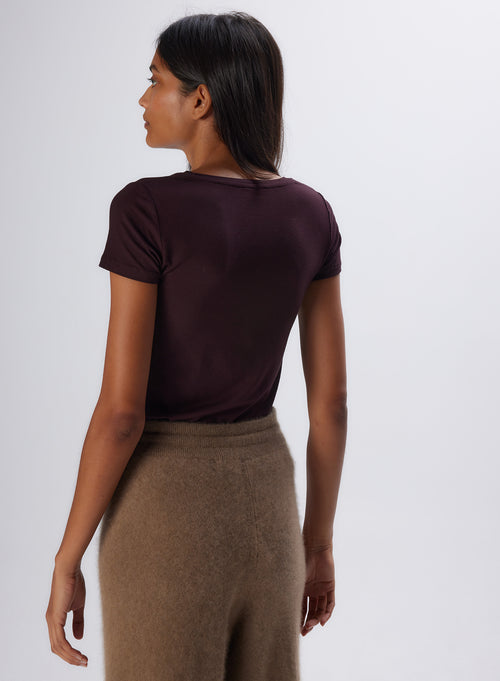 T-shirt Aubergine Col V Manches Courtes en Viscose et Élasthanne - MAJESTIC FILATURES