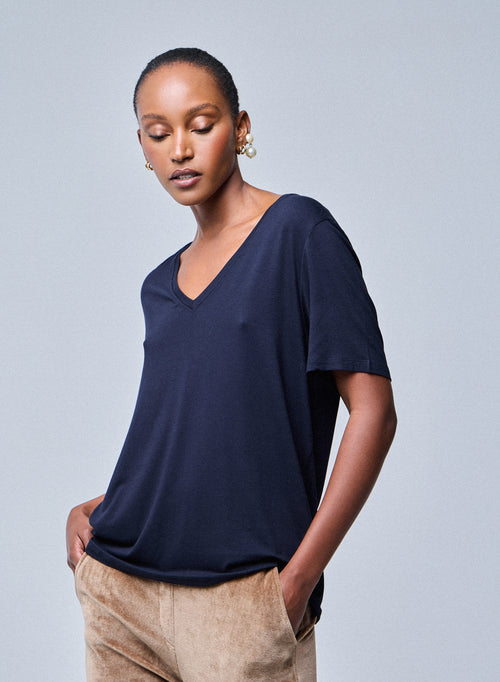 Camiseta de manga corta con cuello en V azul marino en viscosa / elastano - MAJESTIC FILATURES