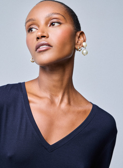 Camiseta de manga corta con cuello en V azul marino en viscosa / elastano - MAJESTIC FILATURES