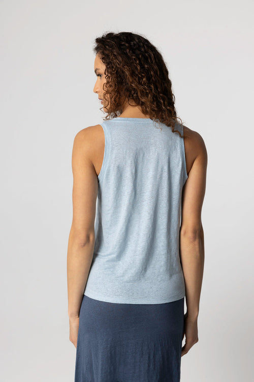 Ärmelloses Tanktop mit U-Ausschnitt aus Leinen/Elasthan in Hellblau - MAJESTIC FILATURES