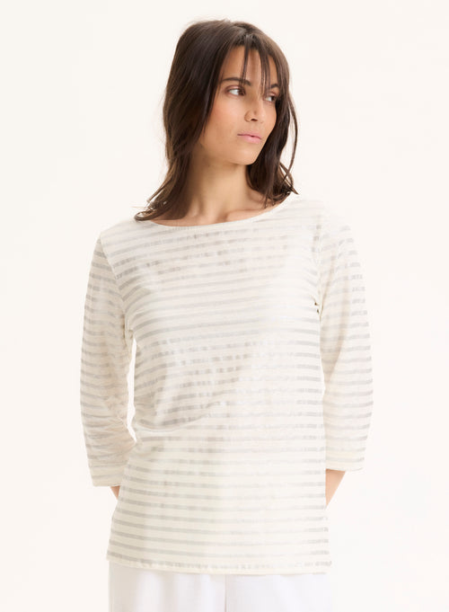 Camiseta plateada con cuello barco y mangas tres cuartos en lino