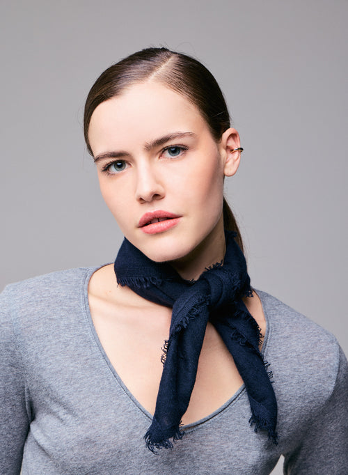 Marineblaues Kaschmir-Bandana - MAJESTIC FILATURES