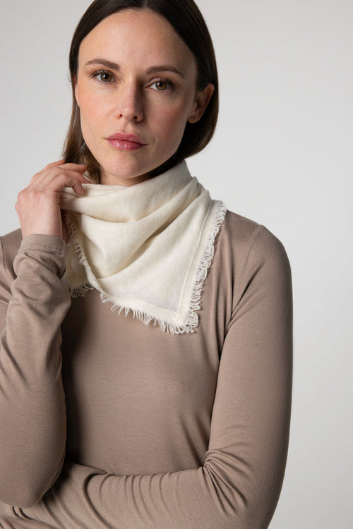Pañuelo de cachemira en color leche - MAJESTIC FILATURES