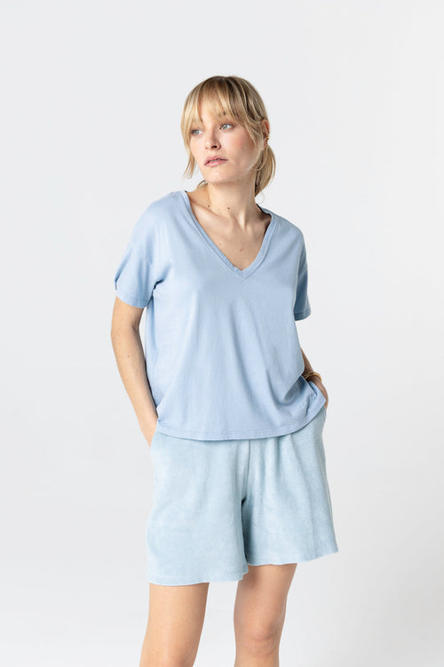 T-Shirt mit V-Ausschnitt und kurzen Ärmeln aus Bio-Baumwolle in Blau Calanques  - MAJESTIC FILATURES